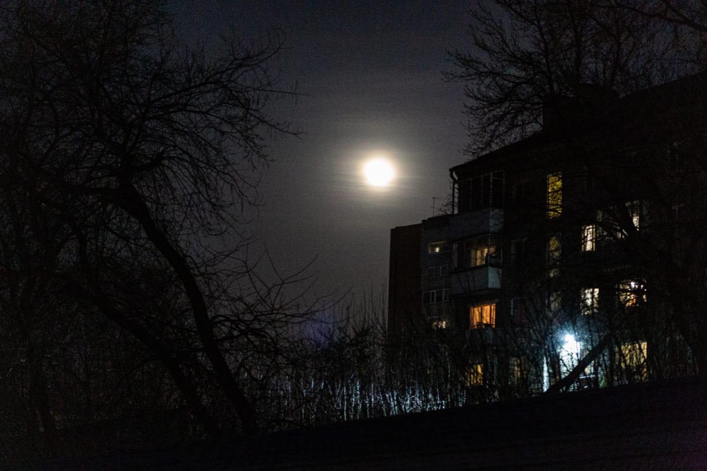 Фото Жители Новосибирска заметили необычайно яркую луну вечером 16 апреля 2
